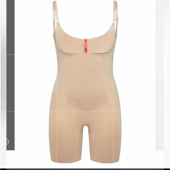 SPANX Other - SPANX Women's Shapewear Bodysuit - Medium